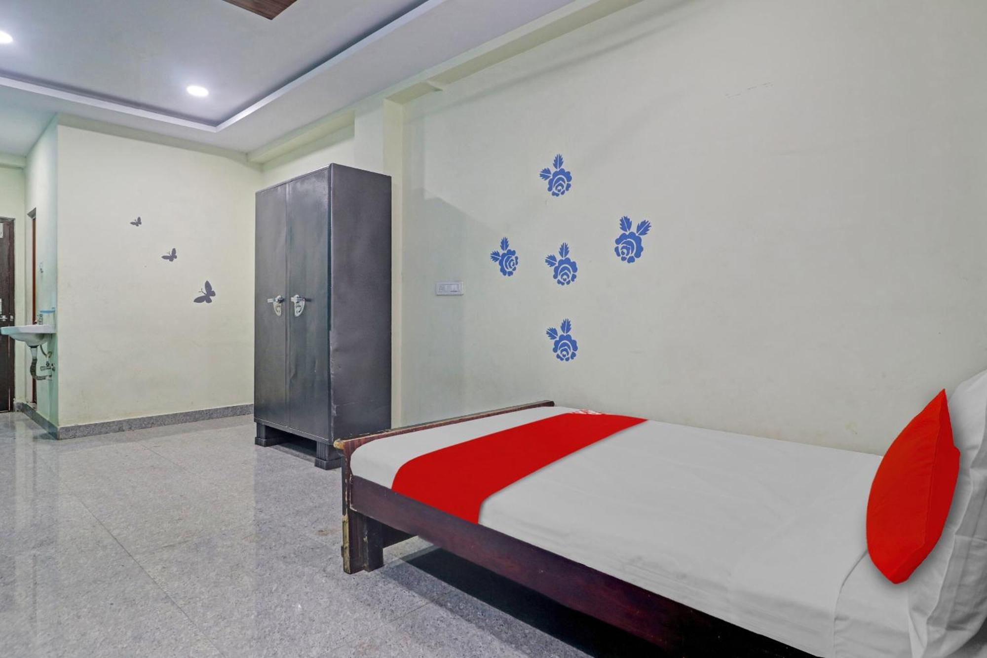 Oyo Flagship 81051 Sri Sai Manikanta Hotel Hyderabad Exterior photo