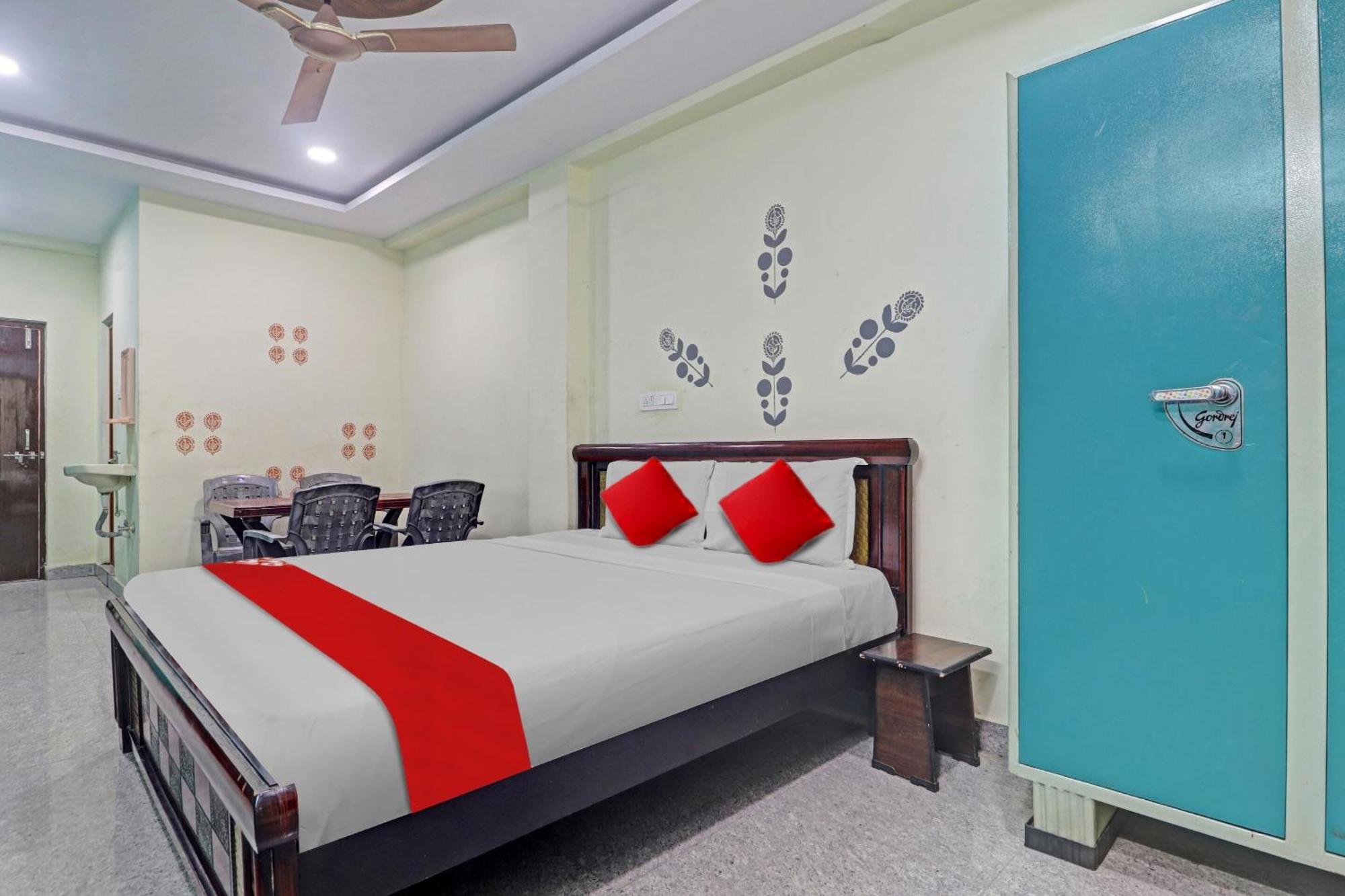 Oyo Flagship 81051 Sri Sai Manikanta Hotel Hyderabad Exterior photo